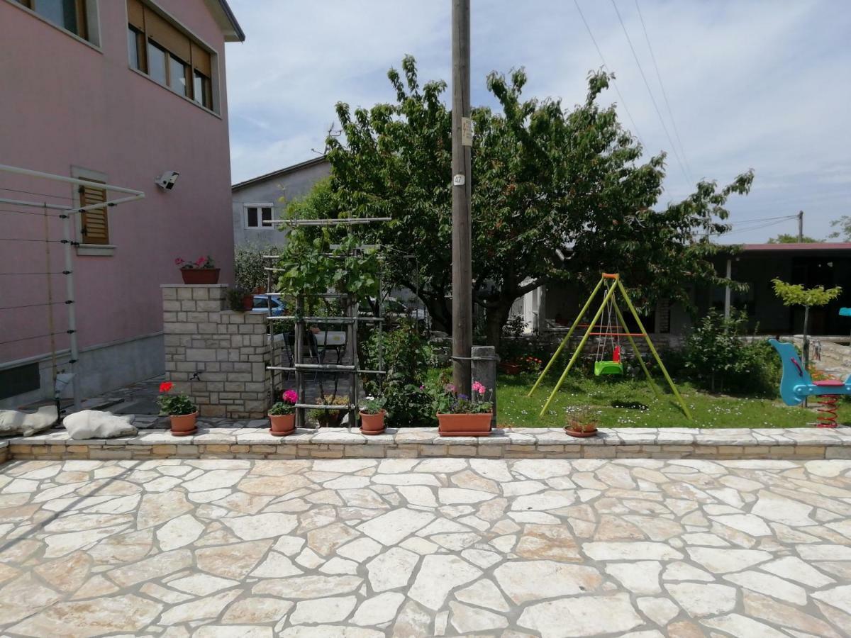 Apartmani Vesna Buje Buitenkant foto